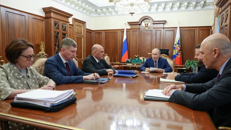 Presset på Ruslands økonomi vokser, og Ruslands præsident, Vladimir Putin, har offentligt kritiseret økonomiminister Maxim Reshetnikov, nummer to til højre for Putin, og chefen for Ruslands centralbank, Elvira Nabiullina, der sidder som nummer tre til højre for Putin.