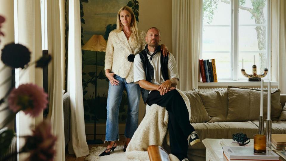 Designer Maja Dixdotter og David Holm købte gården i Österlen under corona, men længslen efter høj himmel, fuglefløjt og et liv tættere på landskabet begyndte længe før. I dag er den tidligere faldefærdige gård blevet familiens fristed – fyldt med gamle møbler, loppefund og nye drømme.