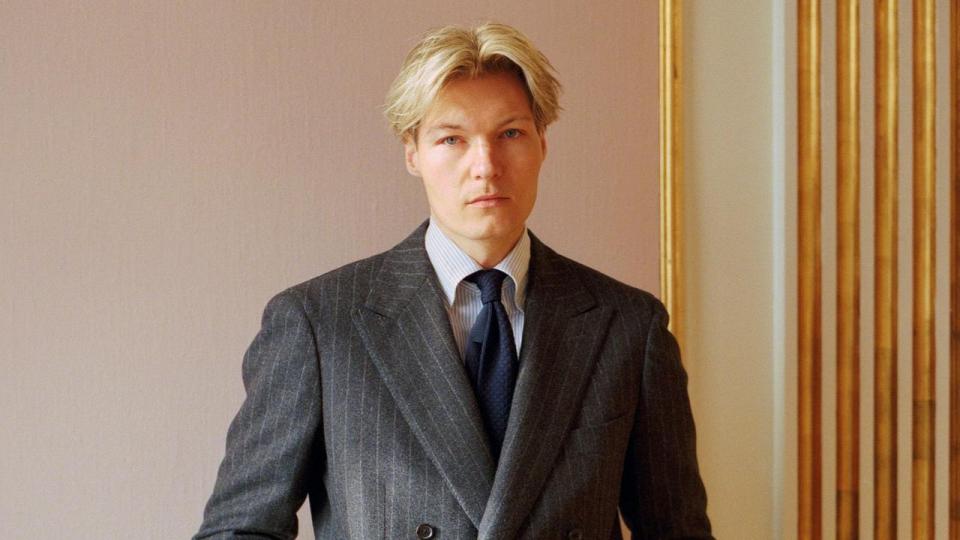 Alexander Deigaard grundlagde sidste år A.D. Sartoria sammen med sin kone, Angelie Deigaard. De specialiserer sig i målsyede jakkesæt og har butik i Lille Strandstræde 18 i København. 