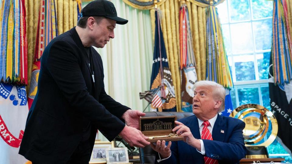 Inden Donald Trump gav ordet videre, overrakte han Elon Musk en guldnøgle som tak for indsatsen.