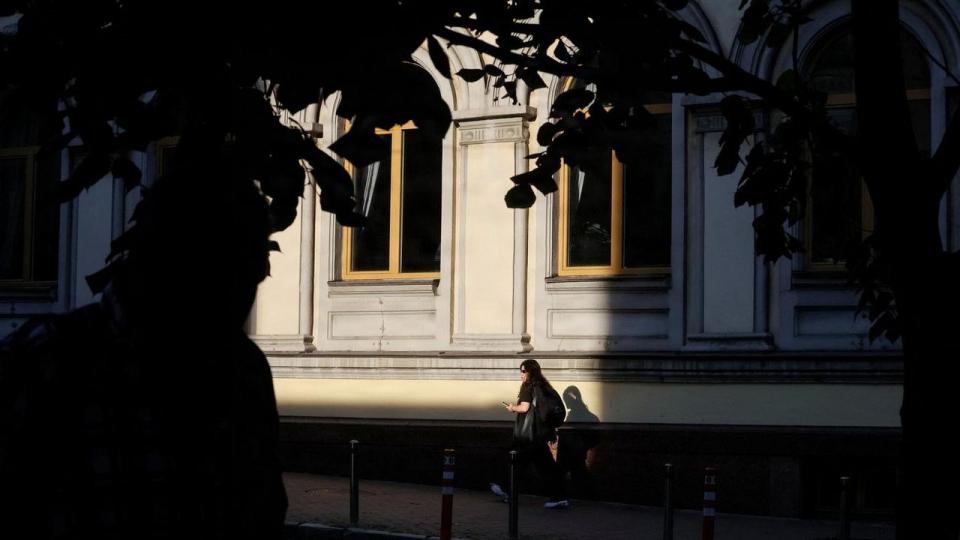 En kvinde gik sent mandag gennem gaderne i Ukraines hovedstad, Kyiv.