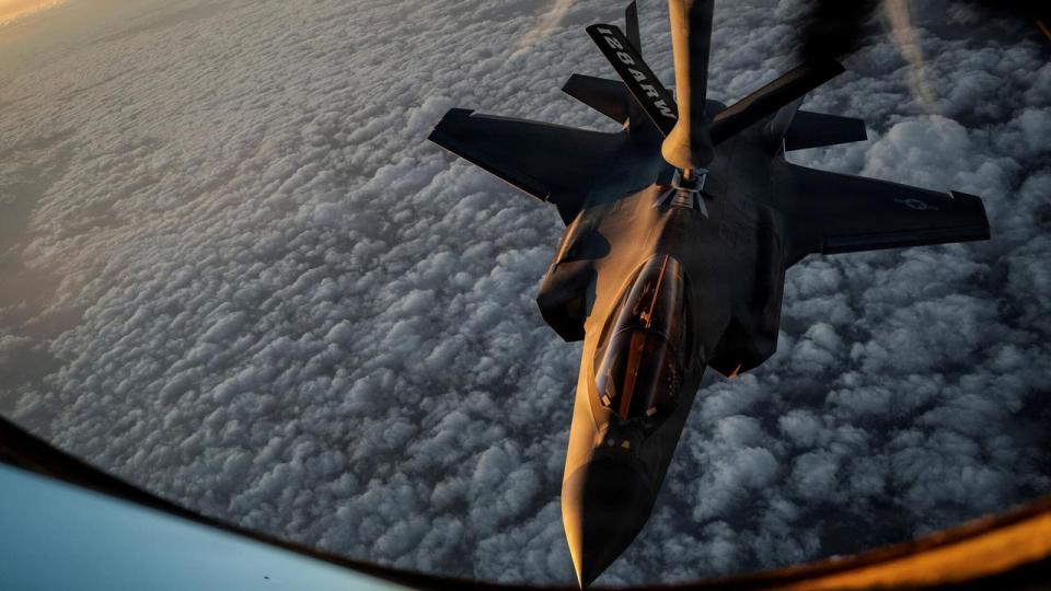 Ifølge militæranalytiker vil USA indsætte fly og droner til at overvåge området nær Irans havne for at sikre en eventuel blokade. 