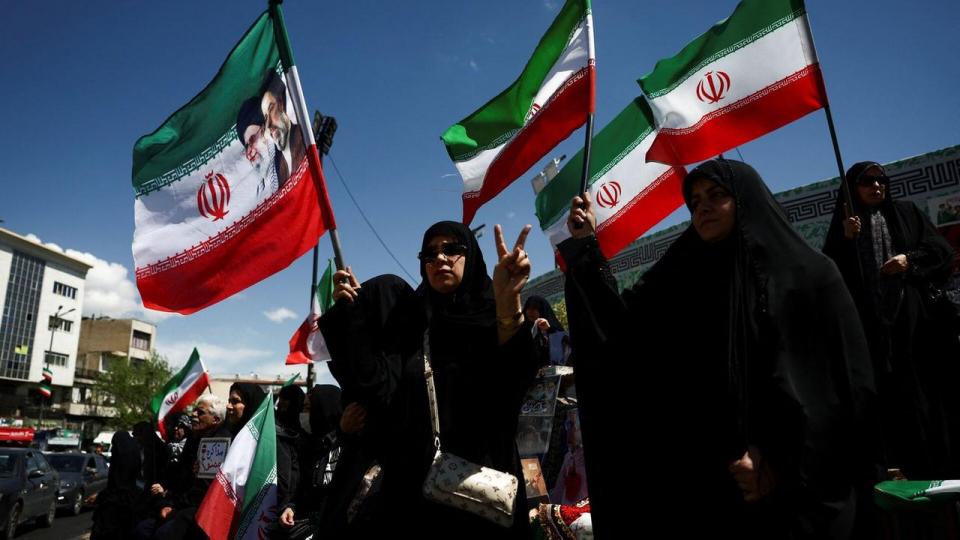 Iranere gik på gaden i Teheran efter nyheden om en to uger lang våbenhvile med USA. 