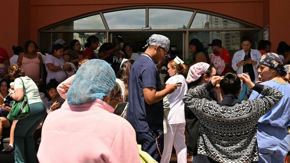 Ansatte, besøgende og andre står udenfor fødeafdelingen på Santo Tomas hospital i Panama By, efter at et kraftigt jordskælv har ramt den sydlige del af Panama fredag.