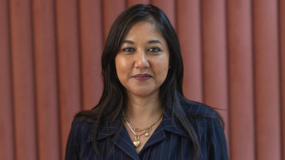 Natasha Laul, der er senior vice president i Pandoras smykkeforretning, blev i 2022 hentet til smykkekoncernen fra USA. Hun er en del af en voksende tendens, hvor mennesker fra hele verden med lange uddannelser søger mod Danmark for at arbejde. 