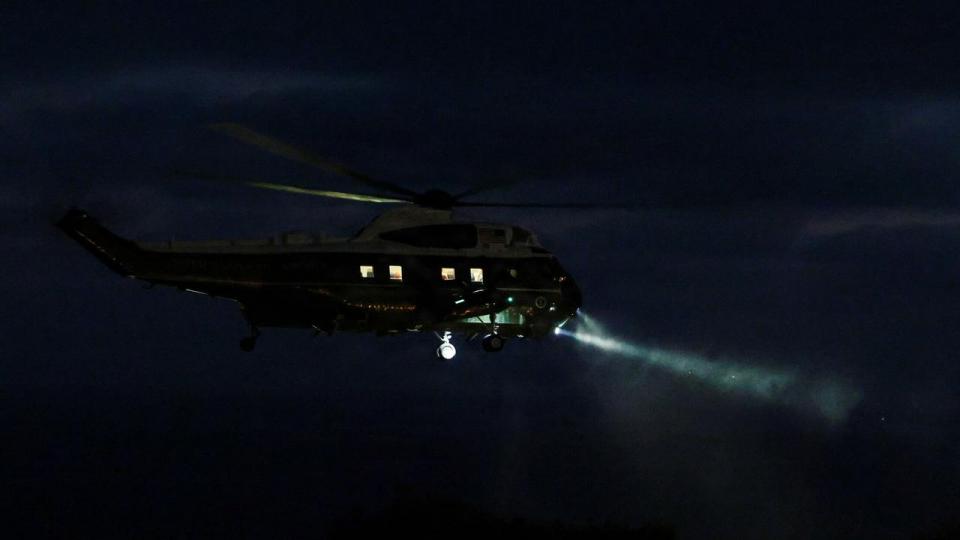 Den amerikanske præsident, Donald Trump, ses om bord på helikopteren Marine One natten til onsdag dansk tid. Præsidenten er på besøg i Californien.