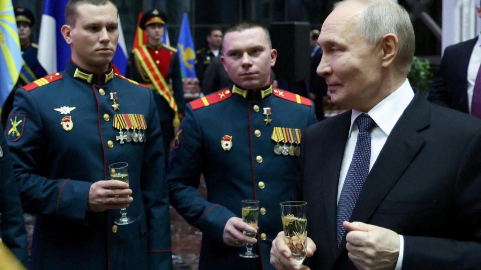 Militært er Putin presset. Det bliver mere og mere vanskeligt at rekruttere unge russiske mænd til krigen, men økonomisk har krigen i Mellemøsten været en gave til Ruslands økonomi.