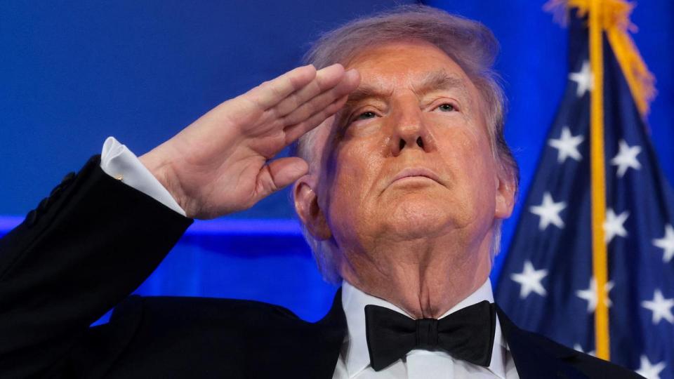 Præsident Donald Trump skal finde en vej ud af krigen i Iran, der har varet i mere end fem måneder. Men han har ingen løsninger at vælge mellem. Her er han ved White House Correspondents' Association Dinner, fredag aften.