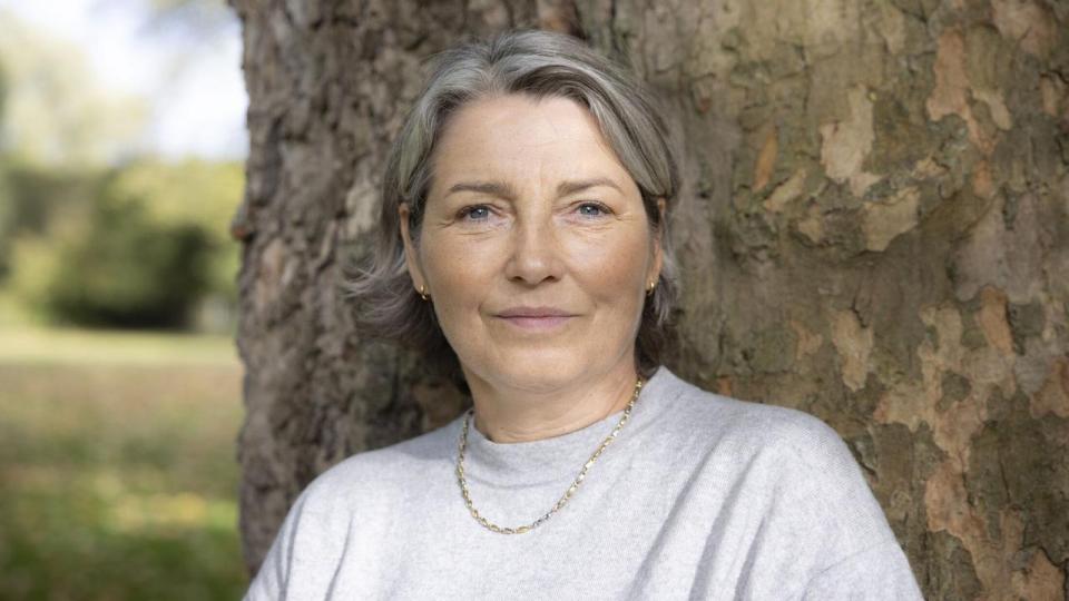 Efter flere år i ledende HR-stillinger hos blandt andre Novo Nordisk, Barry Callebaut og Novonesis går Alice Larsen selvstændig. Hun genopliver rådgivningsvirksomheden New Day Company, som hun oprindeligt stiftede i Schweiz i 2007. Her vil hun rådgive topledere om strategi, transformation og organisationsudvikling.