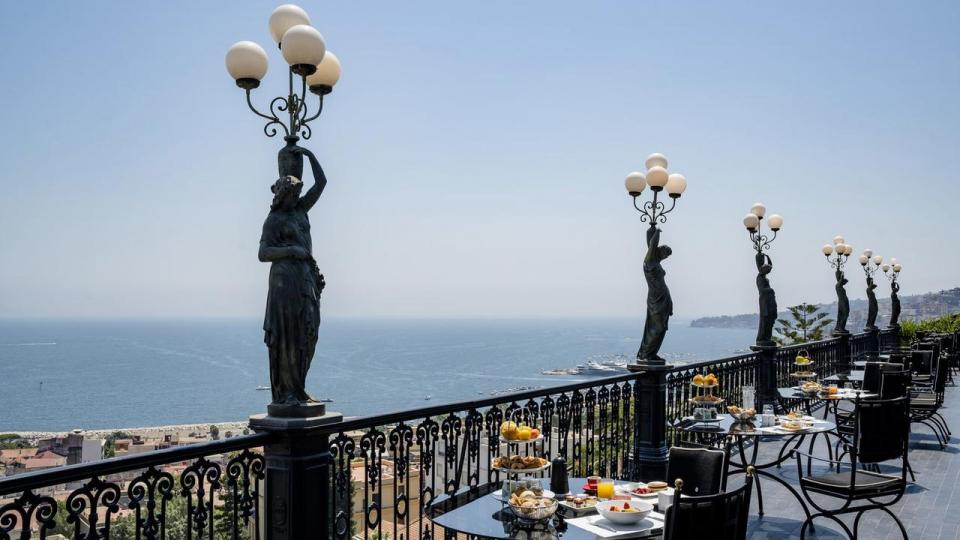 Morgenmaden på Grand Hotel Parker’s serveres på den panoramiske terrasse højt over Chiaia. Herfra er der udsigt over Napolibugten mod Vesuv og, på klare dage, Capri, der ligger omkring 33 km fra Napoli i luftlinje.