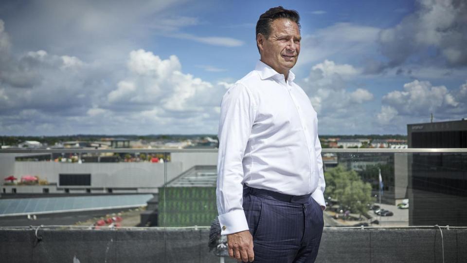 Kim Fournais, medstifter i Saxo Bank, måtte acceptere en halvering af overskuddet i 2025 i forhold til året før. Det skyldtes især en kæmpebøde, udstedt af Finanstilsynet, der blev betalt i anden halvdel af 2025.