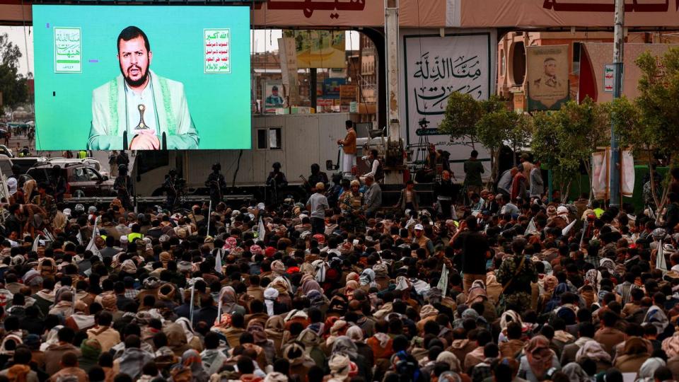 Tilhængere af Houthi-bevægelsen i Yemen var søndag samlet for at høre bevægelsens leder, Abdul-Malik al-Houthi, tale via storskærm. Det skete i forbindelse med den shiamuslimske helligdag Ashura. Samme dag angreb houthierne et græskejet fragtskib med skud, raketter og fjernstyrede både med sprængstoffer – det første kendte angreb på åbent hav i år.