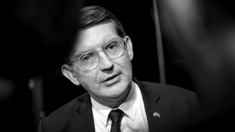 På en af valgkampens første dage ryger fløjlshandskerne for alvor af. Venstres formand, Troels Lund Poulsen, går skarpt i rette med den politiske kurs, som Mette Frederiksen (S) har udstukket.