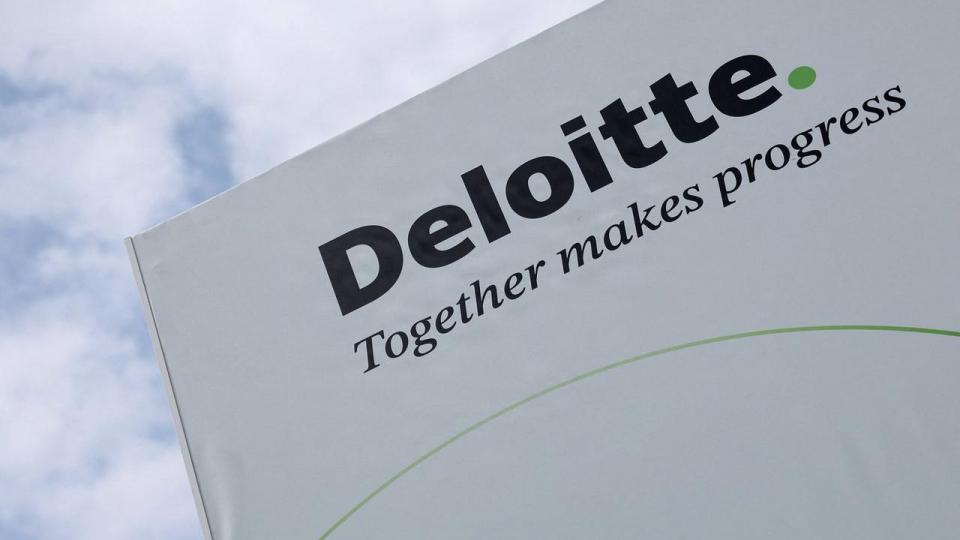 Deloitte er et af verdens store konsulent- og revisionshuse, der i øjeblikket ser ud til at være presset. Det sker, da kunderne forlanger lavere priser, efter AI’s indtræden i mange af kundevirksomhederne.