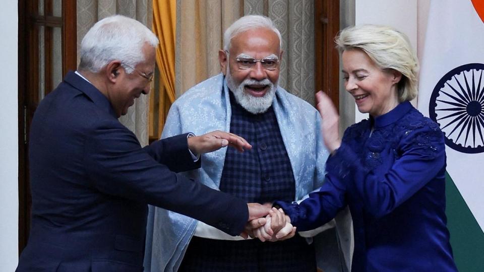 EU og Indien har indgået en handelsaftale. Her er det Antonio Costa, formand for Det Europæiske Råd (t.v.), Ursula von der Leyen, formand for EU-Kommissionen, og Indiens premierminister Narendra Modi, der fremlægger aftalen i New Delhi.