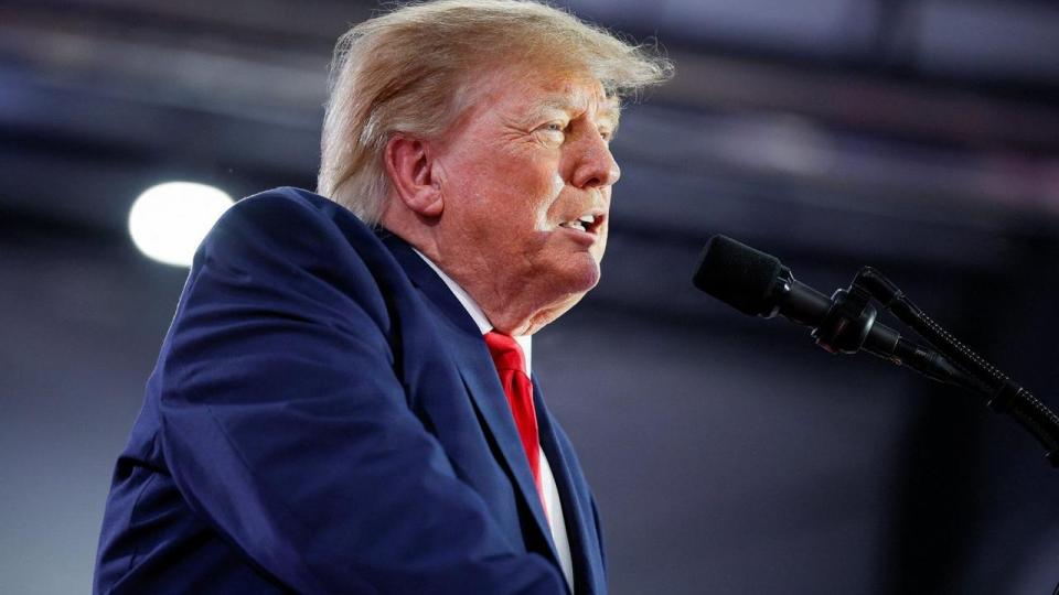Donald Trump, der torsdag var på valgturne i Iowa, har underskrevet et dekret omkring vindturbiner og komponenter til vindmøller