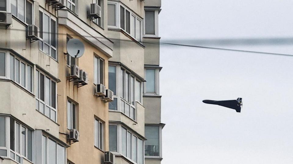 En russisk Geran 2 kamikazedrone angriber bygning i Kyiv. De fjernstyrede droner jagter civile i det, som russerne kalder “human safari”. I dag er udfordringen, at det er langsomt og dyrt at udvikle et skjold mod nye typer våben, mens det er billigere og hurtigere at udvikle de nye våbentyper.