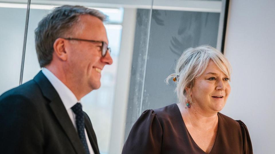 Erhvervsminister Morten Bødskov (S) og uddannelses- og forskningsminister Christina Egelund (M) vil bringe virksomheder og universiteter tættere sammen. 