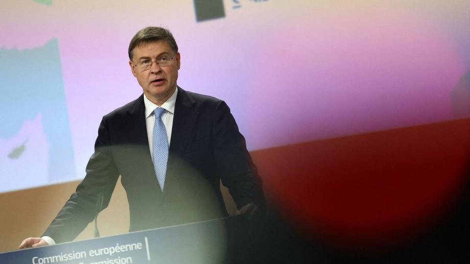 EU-kommissær for økonomi Valdis Dombrovskis ser bred enighed blandt EU-landene om at styrke euroen internationalt. Eksempelvis ved at landene begynder at gennemføre store transaktioner som køb af energi i euro frem for i dollar.