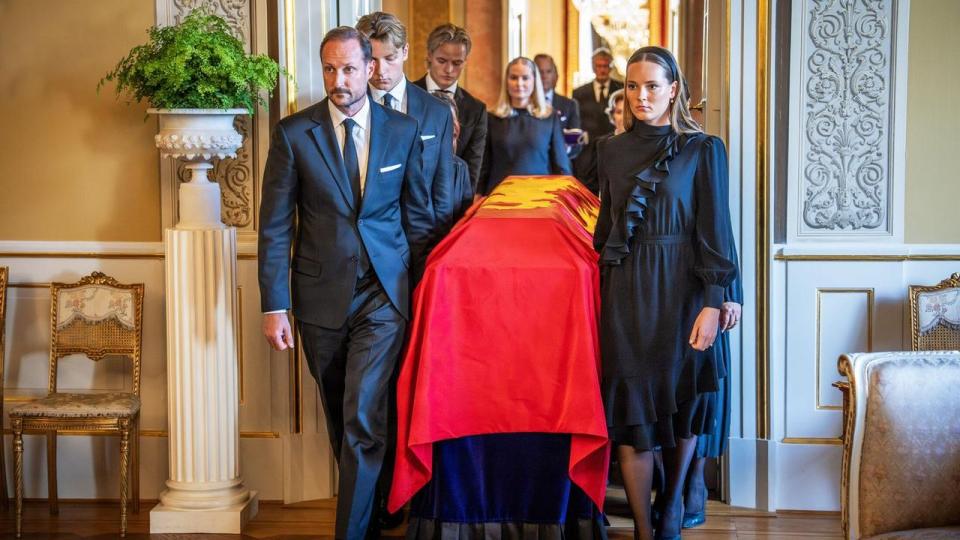 D. 31. august blev Kong Haralds kiste flyttet til slotskapellet. Familien og ansatte ved hoffet bar kisten gennem slottets historiske sale. Her ses bl.a. hans søn kong Haakon og barnebarnet kronprinsesse Ingrid Alexandra. 