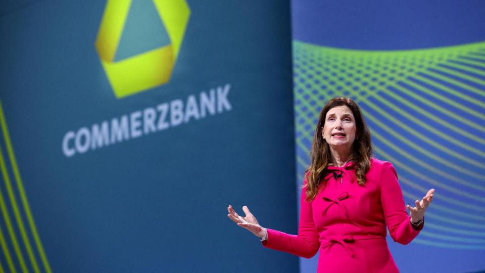Bettina Orlopp, topchef i den tyske bank, Commerzbank, er totalt omringet af den italienske kollega, Unicredit, der vil have fingrene i den tyske bank.