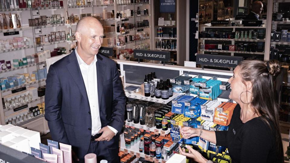 Gregers Wedell‑Wedellsborg har stået i spidsen for Matas de seneste otte år. Nu fratræder han posten, og den tidligere finansdirektør Per Johannesen Madsen overtager midlertidigt ledelsen af virksomheden.