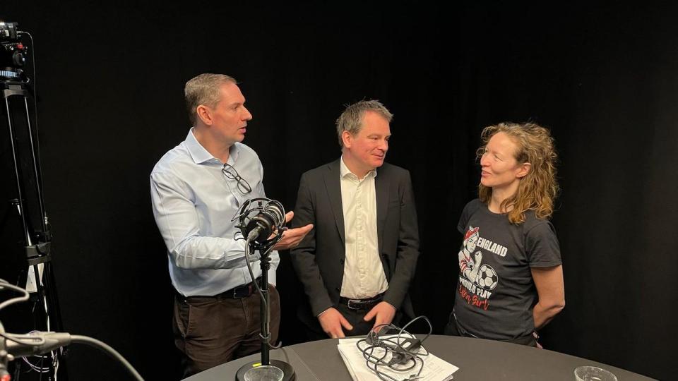 Både Jesper Langmack (t.v.), partner og chef for Polaris Flexible Capital, og Michael West Hybholdt, aktieanalytiker og stifter af Regulær Invest Nordiske Aktier, har lagt Ericsson i porteføljen. Hvad de ser i aktien, fortæller de til vært og journalist Gro Høyer Thielst i podcasten Børsen Investor.