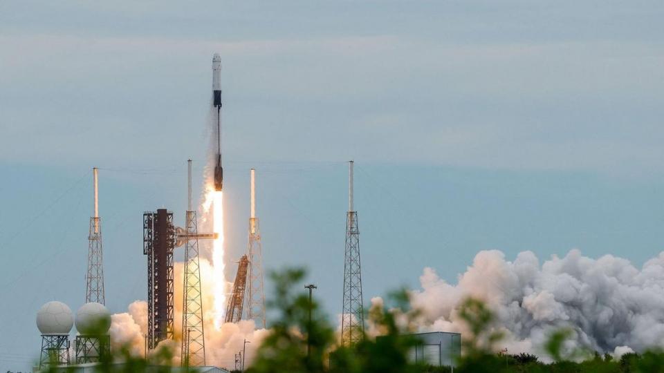 Fire besætningsmedlemmer om bord på rumkapslen “Grace” blev torsdag sendt mod Den Internationale Rumstation (ISS) fra Cape Canaveral i Florida.