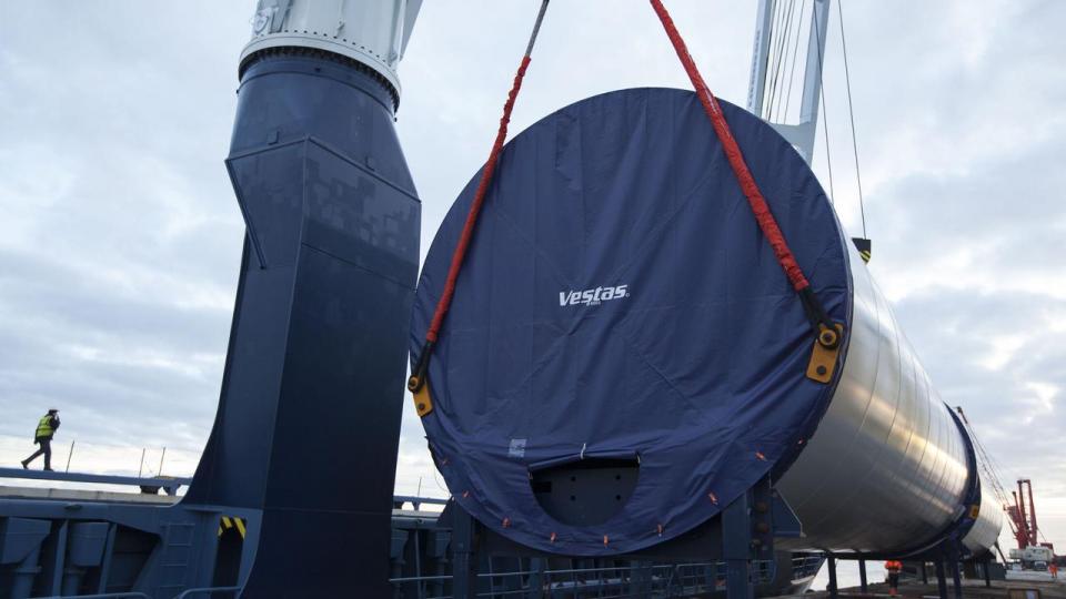 Hans Aa i Esbjerg laver presenninger til bl.a. de store mølleproducenter, der beskytter vindmølledelene under transport.