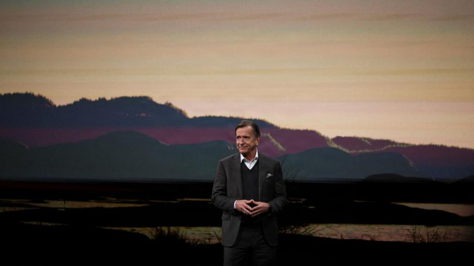 De gode tider er ikke lige rundt om hjørnet for Volvo, fortæller selskabets topchef Hakån Samuelsson ovenpå et ildrødt regnskab for tredje kvartal. Den kinesisk ejede bilproducent skal nu fjerne 2500 stillinger.