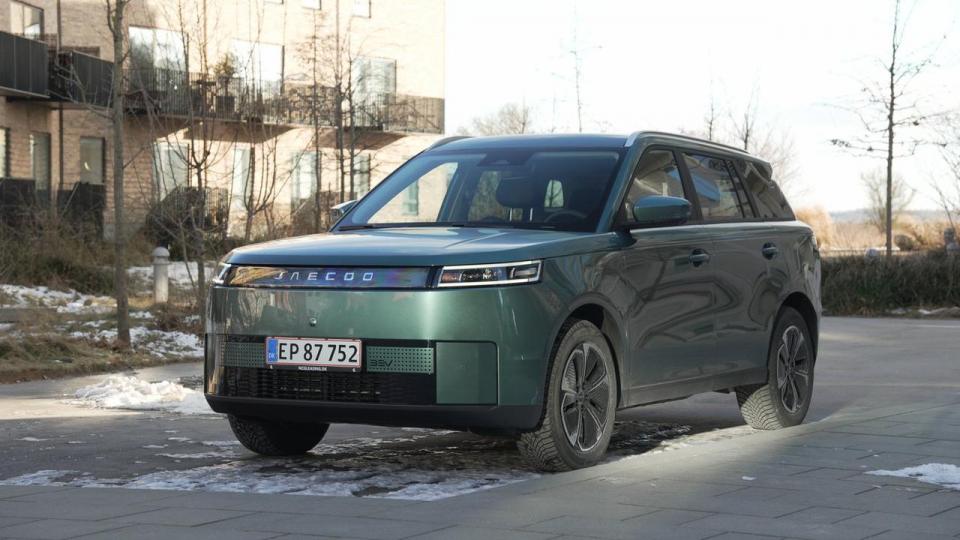 Designet signalerer stor bil, men Jaecoo J5 EV er en kompakt familiebil i klasse med Skoda Elroq. Her er syv år/150.000 km garanti.