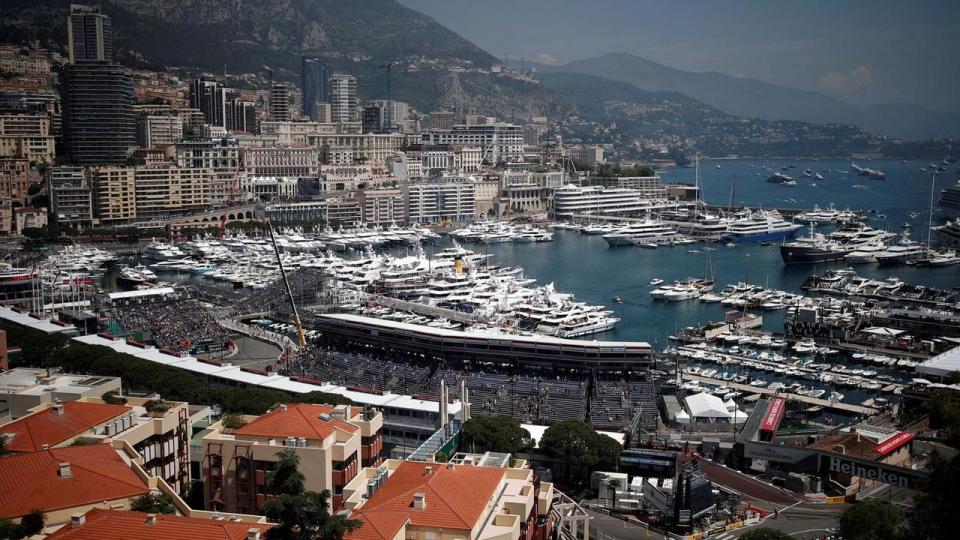 Snesevis af yachter og både ligger til kaj i Port Hercule-havnen med Monte Carlos bybillede og bjerge i baggrunden. Generelt er det svært at få en kajplads i marinaen, men ved begivenheder som Monacos Grand Prix eller det årlige Monaco Yacht Show skal man være ude i rigtig god tid.