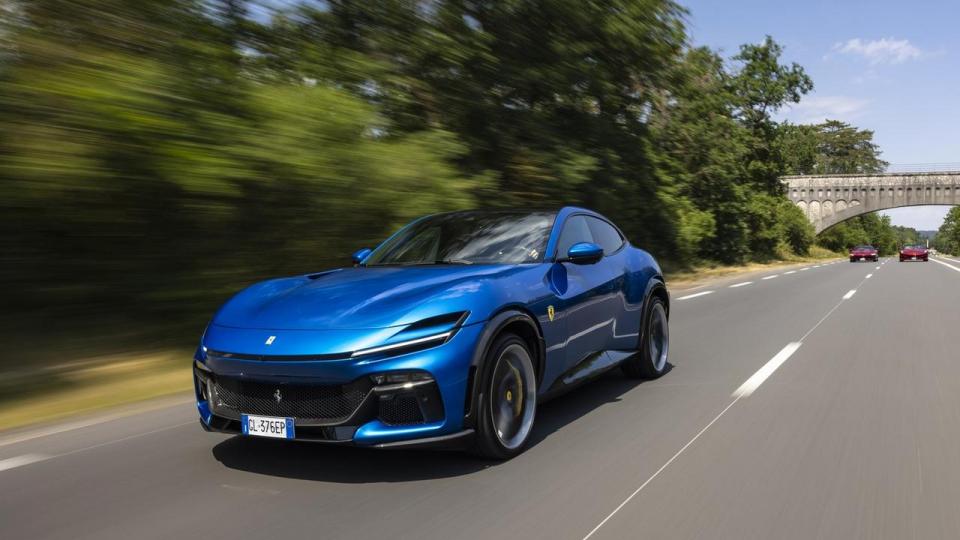 Ferrari’s første firedørs bil, Purosangue, er et monster på fem meter med en 6,5-liters V12-benziner uden trykladning. Purosangue fylder tre år i efteråret 2026 og går dermed ned på den lave afgiftssats.
