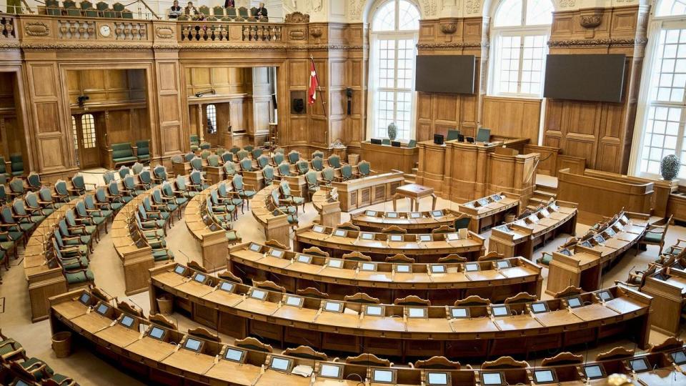 Folketinget tager fredag hul på behandlingen af ny lov, som forsikringsbranchen på forhånd kritiserer. 