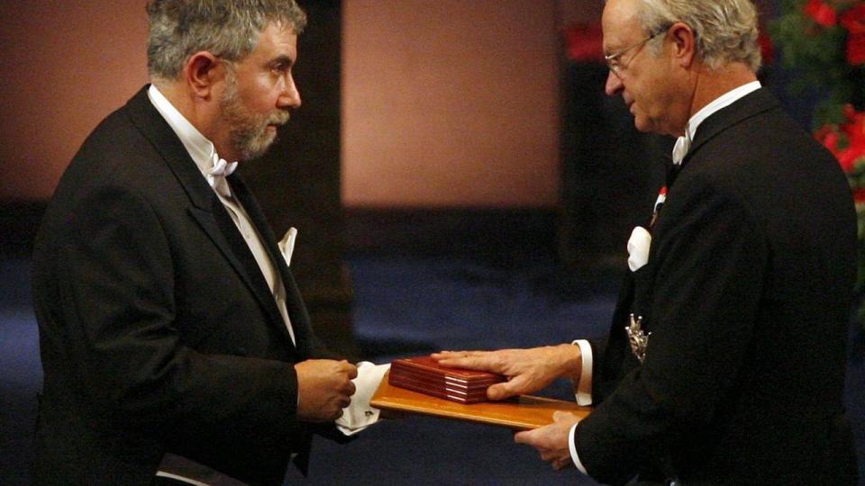 Den amerikanske professor Paul Krugman får her overrakt Nobelprisen i økonomi fra Sveriges konge Carl XVI Gustaf i 2008.