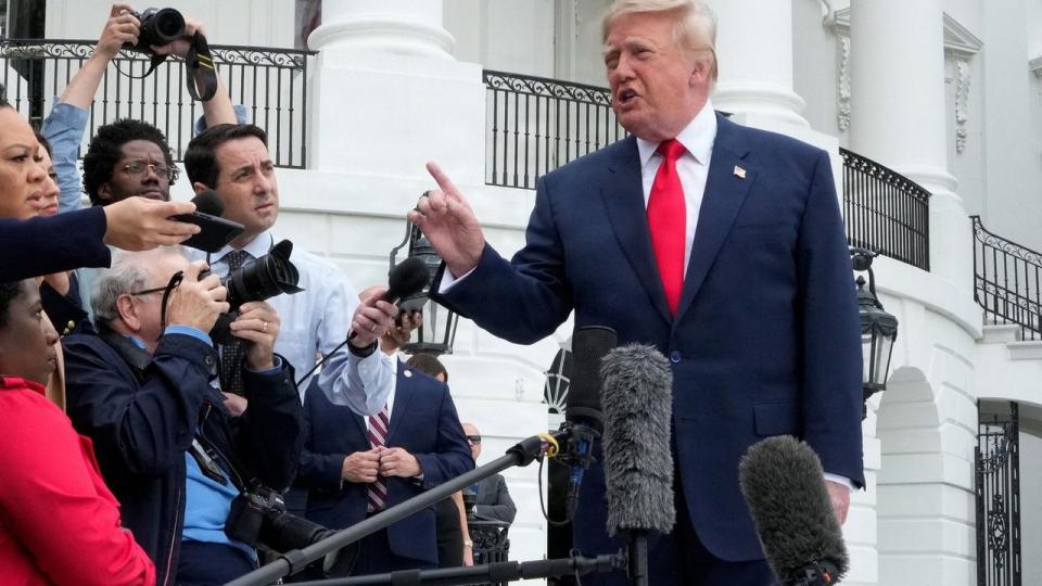 “Jeg foreslår, at de får en ny leder, som kan lave en aftale,” lød det fra den amerikanske præsident, Donald Trump, til journalister foran Det Hvide Hus.