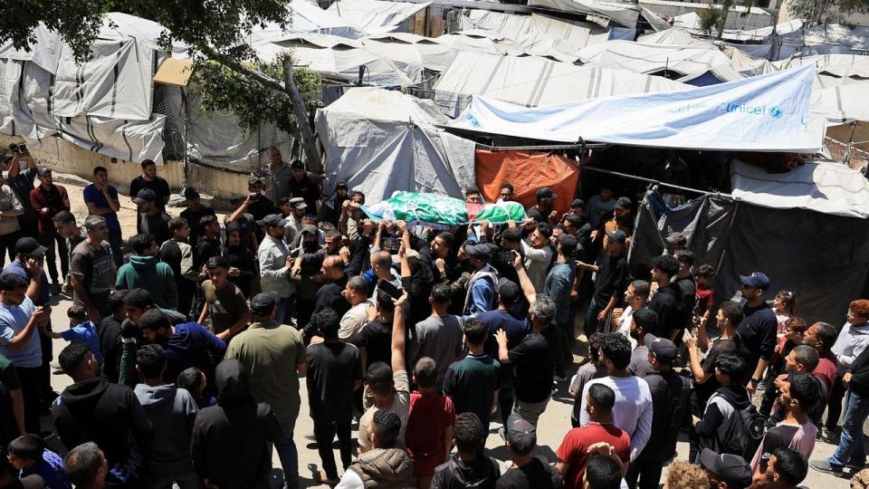 Folk bærer et lig, der af de sørgende er identificeret som Hamas' militære fløjkommandør Izz al-Din al-Haddad.