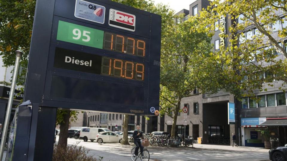 Trods kraftigt stigende priser på energi er der fortsat gang i de hjemlige forbrugere, og det holder hånden under beskæftigelsen, der stiger fint i august.
