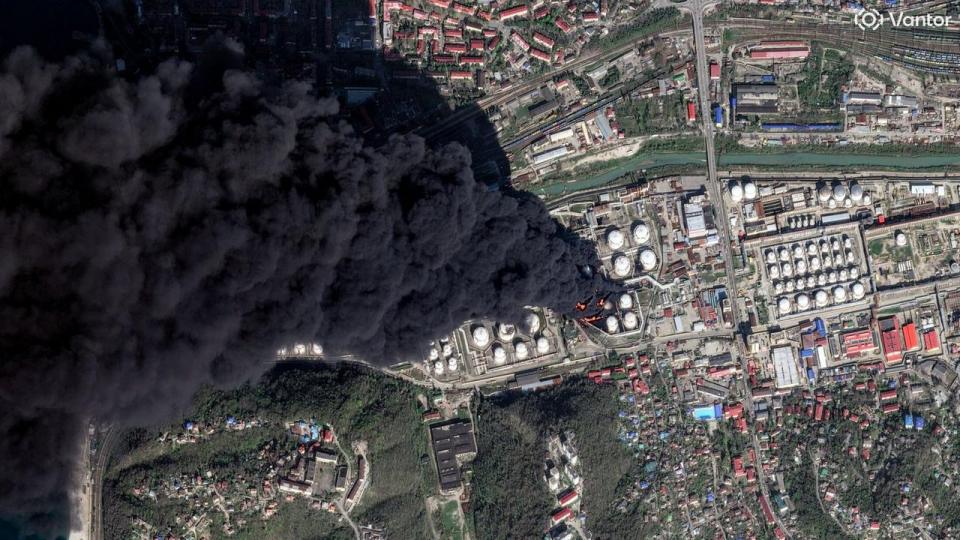 Et satellitfoto viser branden og røgudviklingen efter et ukrainsk luftangreb på olieraffinaderiet Tuapse i den russiske region Krasnodar Krai.