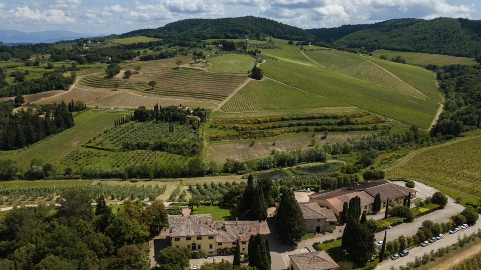 Tenuta Tignanello ligger i hjertet af Chianti Classico, og gårdens vin var en chianti, indtil familien besluttede at bryde reglerne med lanceringen af den vin, som blev verdensberømt. Tignanello. 