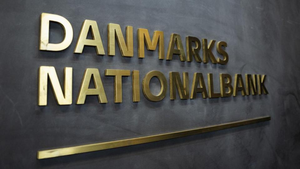 Den danske krone handles i de højeste niveauer siden 2020. Det øger spekulationerne om, at Nationalbanken intervenerer i valutamarkedet for at holde hånden under kronen.