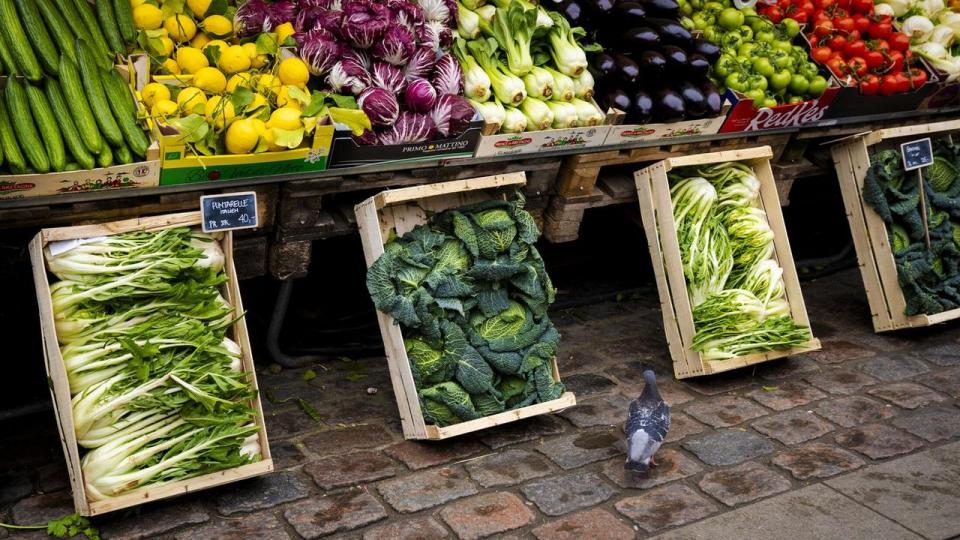 SVM-regeringen har åbnet for at se på, om frugt og grøntsager skal have en lavere moms. Det har imidlertid lange udsigter og vil komme med en stor regning til erhvervslivet, advarer aktører.