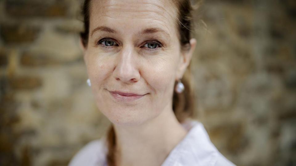Miljøminister Maria Reumert Gjerding (SF) kalder brugen af pfas-holdigt kølemiddel “uholdbart”, men undgår at svare på, hvorvidt reglerne på området skal strammes.