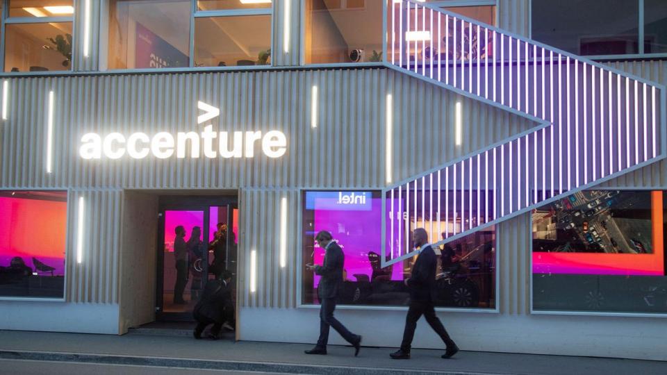 Accenture osatte for 74,2 mia. dollar (svarende til ca. 495 mia. kr.) i regnskabsåret frem til august.