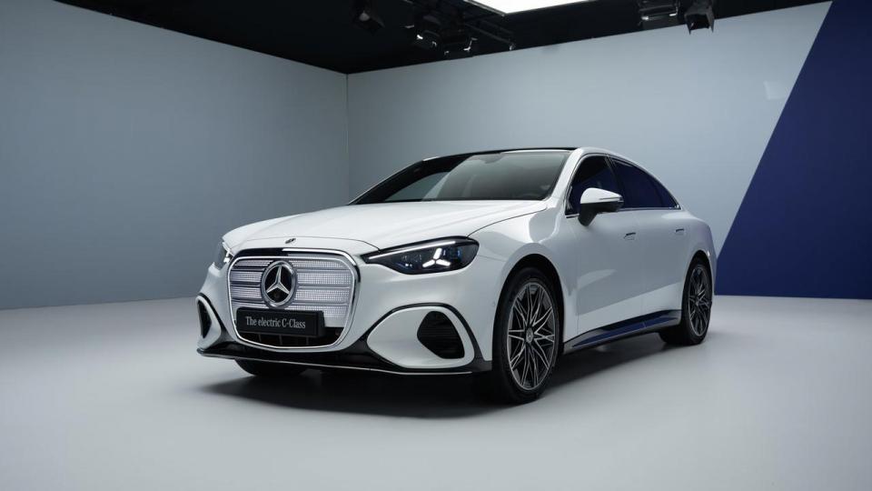 Mercedes-Benz C 400 4Matic bliver den første variant i Danmark. Bilen her har AMG Line-pakke og er lakeret i Opalithweiß Metallic Bright.