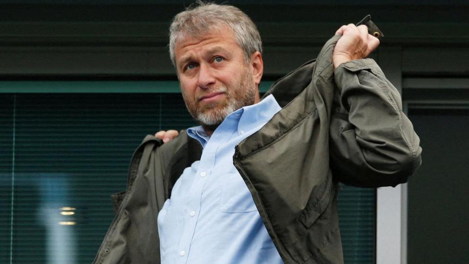 Den russiske oligark Roman Abramovich er under pres for at overføre penge fra salget af fodboldklubben Chelsea FC til Ukraine.