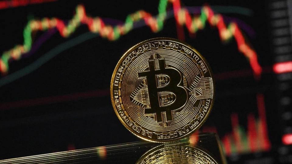 Bitcoin faldt mandag med omkring 6 pct. til en værdi lidt under 86.000 dollar.