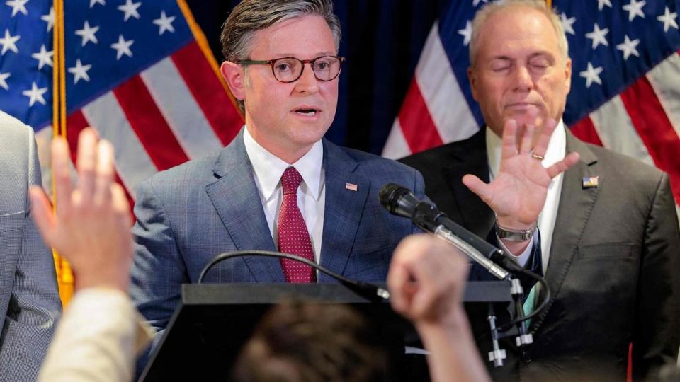 Formanden for Repræsentanternes Hus, republikaneren Mike Johnson, siger tirsdag på et pressemøde, at der ikke er behov for at træde på bremsen, når det gælder udvikling af kunstig intelligens. Gør USA det, vil landet tabe til Kina, mener han - i lighed med præsident Donald Trump.