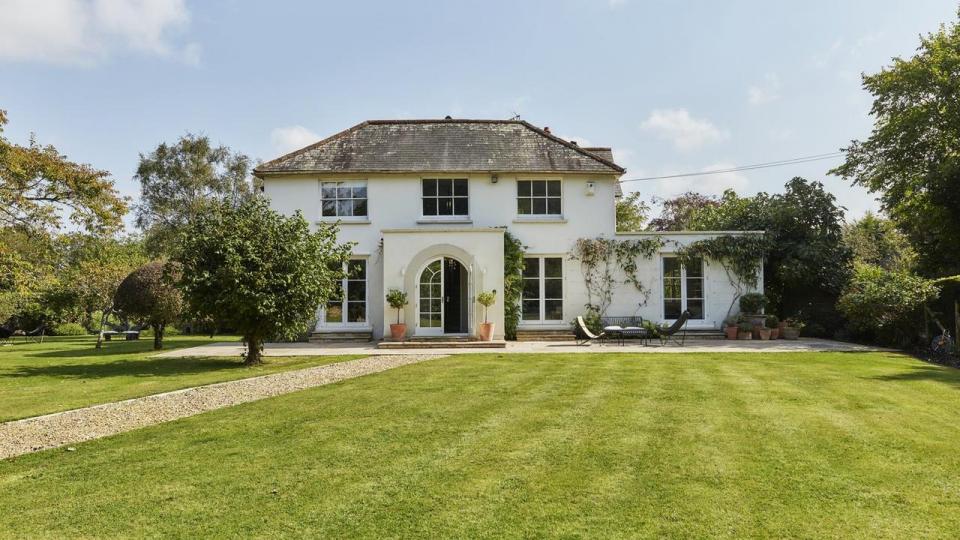 Landstedet ligger bare en times togtur uden for London i et naturskønt område tæt på byen Farnham, der rødder tilbage til middelalderen, og hvis centrum er præget af georgiansk arkitektur, brostensgader og historiske bygninger.