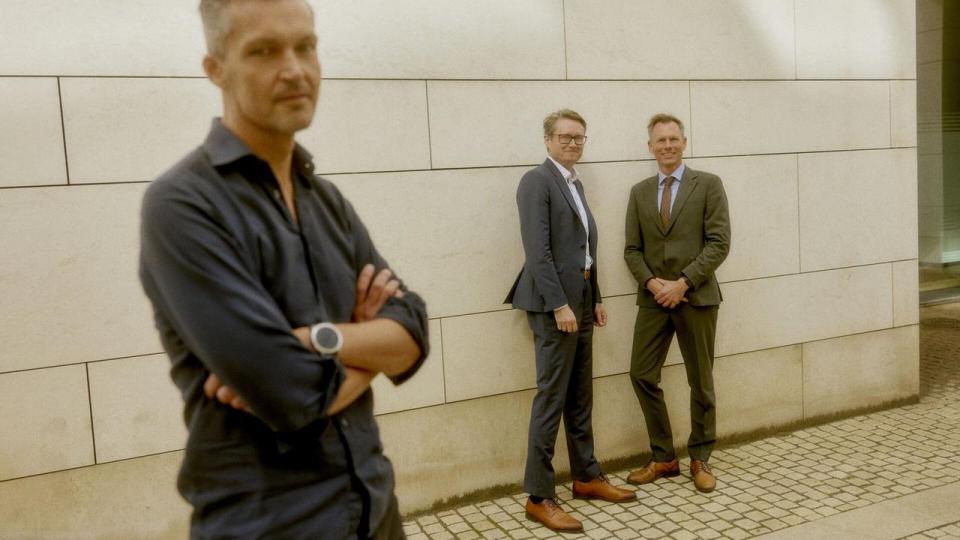 Fra venstre står Rasmus Holst, adm. direktør i it-virksomheden Zensai, DI-direktør Morten Høyer og Kent Damsgaard fra F&P. 